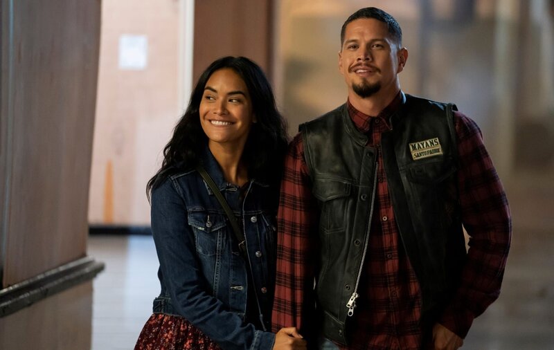 Sulem Calderon als Gabriela Castillo, JD Pardo als EZ Reyes – Bild: Fox /​ Die Verwendung ist nur bei redaktioneller Berichterstattung im Rahmen einer Programmankündigung ab 2 Monate vor der ersten Auss /​ © 2021 FX Networks. All rights reserved. /​ Justin Lubin/​FX