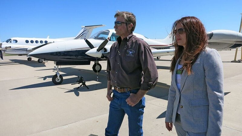Kevin Lacey and Heather Sterzick look for the plane they want to repo. – Bild: Discovery Communications