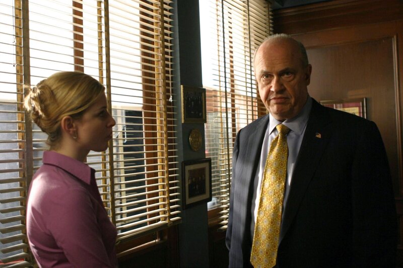 LAW & ORDER: SPECIAL VICTIMS UNIT -- NBC Series -- „Goliath“ -- Pictured: (l-r) Diane Neal as A.D.A. Casey Novak, Fred Thompson as District Attorney Arthur Branch -- NBC Universal Photo: Eric Liebowitz – Bild: 2005 Universal Network Television ©13TH STREET Photocredit Mandatory, Editorial Use Only, NO archive, NO Resale