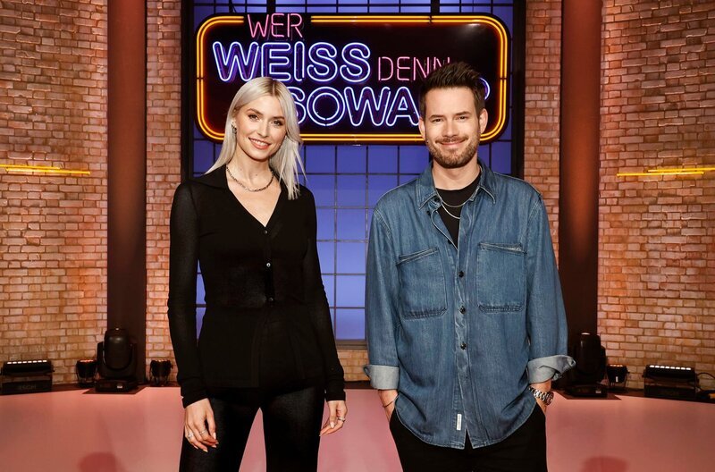 Treten bei „wer weiß denn sowas?“ als Kandidat:innen an: Die Moderatorin und Model Lena Gercke (l.) und der Sänger und Frontmann der Band ‚Revolverheld‘ Johannes Strate (r.). – Bild: ARD/​Morris Mac Matzen