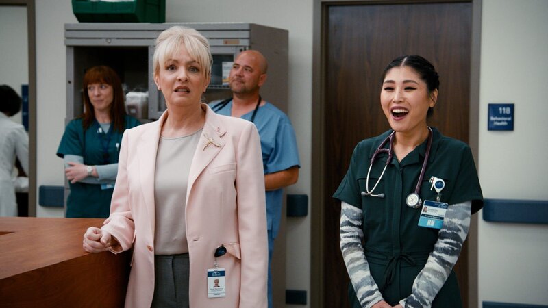 L-R: Wendi Mclendon Covey as Joyce, Kahyun Kim as Serena – Bild: NBC /​ NBC /​ Episodic /​ 2025 NBCUniversal Media, LLC