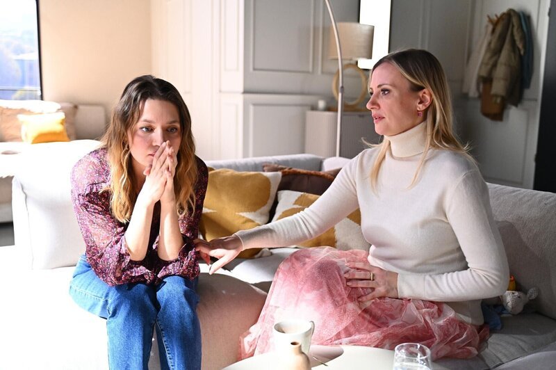 Nathalie (Amrei Haardt, l.) lehnt entschieden Kilians zweifelhafte Hilfe ab. Rechts Isabelle (Ania Niedieck) – Bild: RTL /​ Julia Feldhagen