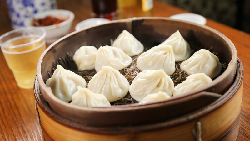 Einer der verlockendsten Snacks in Shanghai sind „Xiao Long Bao“ (hauchdünne Teigtaschen gefüllt mit gewürztem Schweinefleisch und heißer, würziger Suppe). – Bild: ORF/​Warner/​The Travel Channel