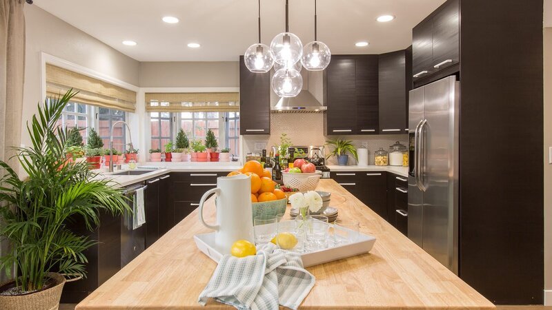 The kitchen of the Pham’s newly renovated home in Huntington Beach, California. Designer Jasmine Roth’s renovations include an extended kitchen and a Not So Lazy Susan cut in the island’s butcher block, as seen on Hidden Potential. – Bild: Gilles Mingasson/​Getty Images /​ 2019, HGTV. All Rights Reserved.