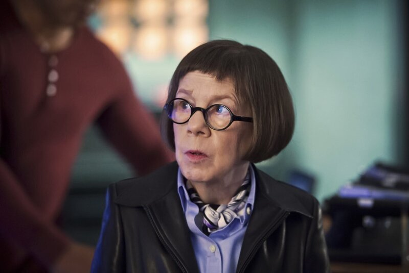 Gibt ihrem Team Rückendeckung: Hetty (Linda Hunt) … – Bild: 2016 CBS Broadcasting, Inc. All Rights Reserved. /​ Ron Jaffe Lizenzbild frei