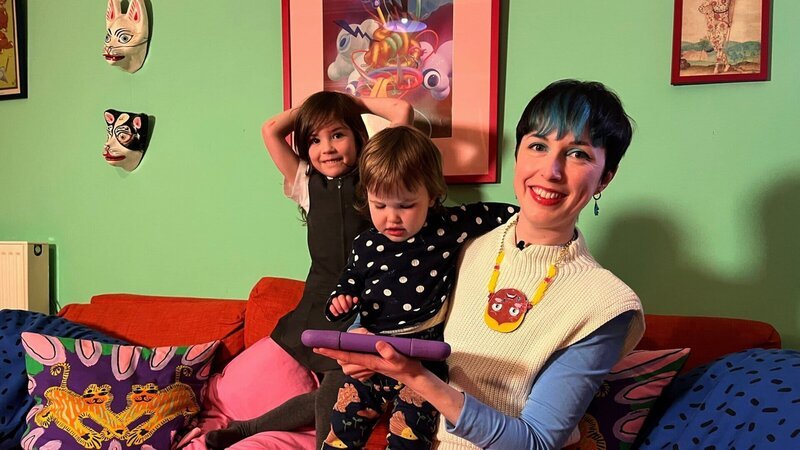 Die schottische Künstlerin Rachel Maclean setzt sich in ihrem Werk mit Schwangerschaft und Geburt auseinander und sagt: „Dieser Bruch mit der Welt, wie man sie bis dahin kannte, ist zutiefst verunsichernd.“ – Bild: ZDF und Meyer-Clement