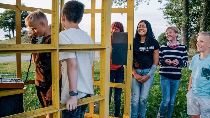 Ohne Handy nach Hause telefonieren. In einer alten Telefonzelle? Ups, wie soll das gehen? Die Freunde Ben und Luca sind neugierig. – Bild: MDR/​Cine Impuls Leipzig