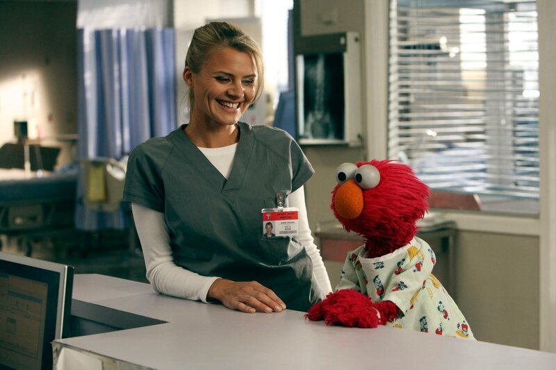 Dr. Denise Mahoney (Eliza Coupe, l.) macht Bekanntschaft mit Elmo (r.) … – Bild: Turner