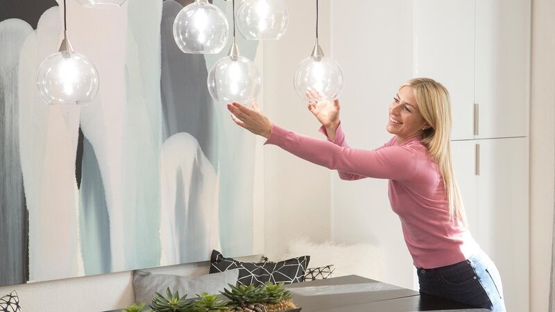 As seen on Hidden Potential, designer Jasmine Roth applies her finishing touch in the dining room of the newly renovated home of the McCoy family in Huntington Beach, California. Renovations include new flooring and a custom made dining table with storage. – Bild: Gilles Mingasson/​Getty Images