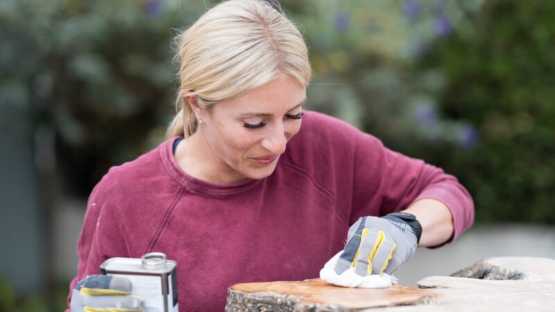 Host Jasmine Roth applies oil to a 200 year old olive burl coffee table, as seen on HGTV’s Hidden Potential. – Bild: Discovery, Inc.