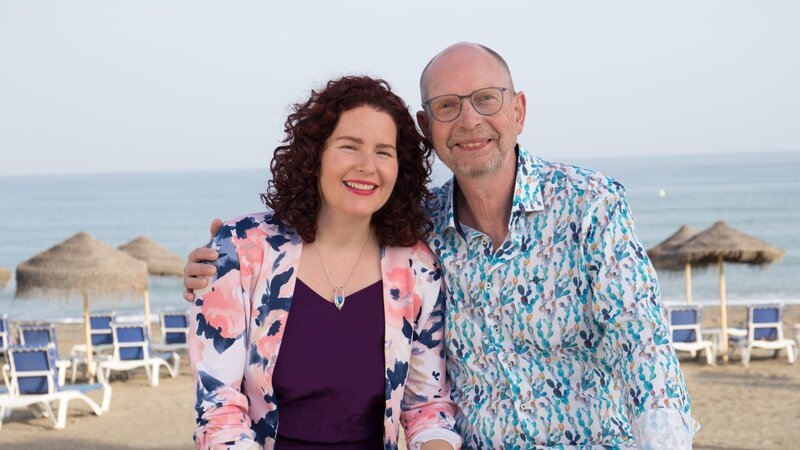 Episode 005 – Livia Taravella (L) and Stefan Drakelid (R) on the beach in the area of Marbella, Spain, spending a warm afternoon outdoors during their house hunt – Bild: Scripps Networks, LLC
