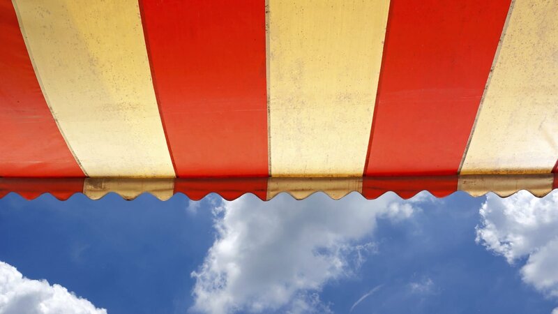 Awning over bright sunny blue sky – Bild: aimy27feb /​ Getty Images/​iStockphoto