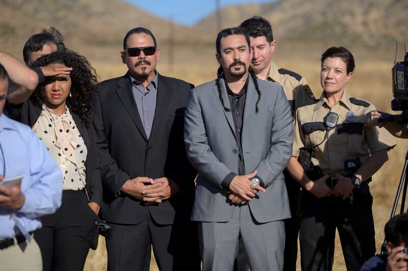 In front L-R: Emilio Rivera as Marcus Alvarez and Gino Vento as Nestor – Bild: Die Verwendung ist nur bei redak /​ Fox /​ © 2019 Twentieth Century Fox Film Corporation and FX Productions, LLC. All rights reserved.