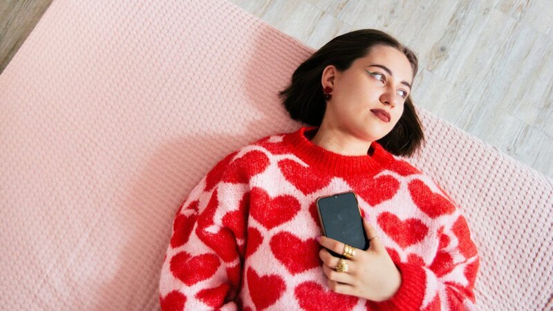 Warten auf Antwort in der Dating-App. – Bild: ZDF und Nora Klein