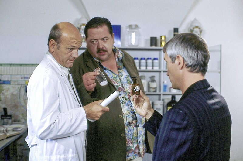 Hotelier Gerber wurde durch ausgetauschte Medikamente getötet, was für die beiden Cops Satori (Markus Böker, re.) und Hofer (Josef Hannesschläger, mi.) den Apotheker Kurt Wilke (Uli Gebauer) mehr als verdächtig macht. – Bild: ORF/​ZDF/​Christian A. Rieger