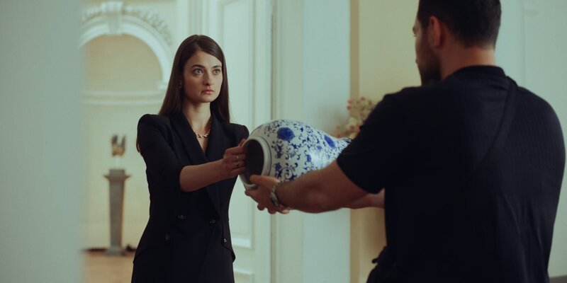 Samuel Lloris (Walid Al-Atiyat, r.) hilft Ylva Dardenne (Philine Schmölzer, l.) dabei, ihren eigenen Wert zu erkennen. – Bild: ZDF