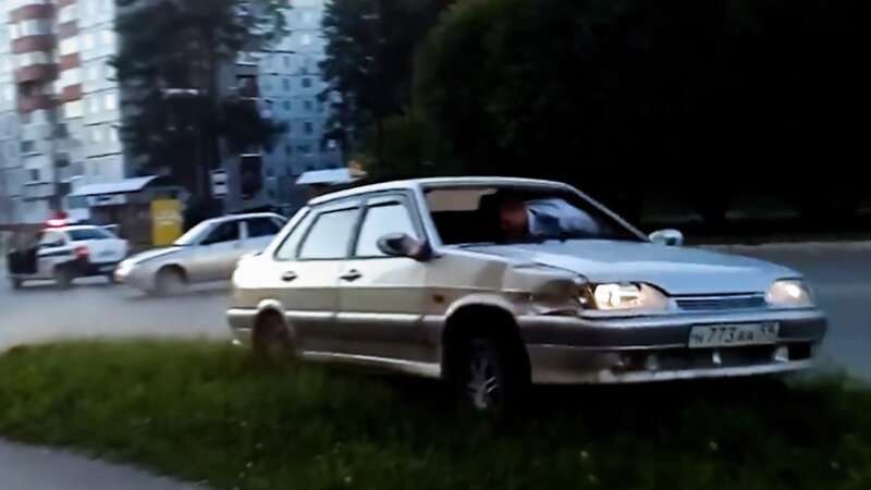 Wie schnell man von der Straße in unbefahrbares Gelände befördert werden kann, zeigt uns dieser Autofahrer. – Bild: Ampersand/​WeltN24 GmbH/​Axel Springer Deutschland GmbH