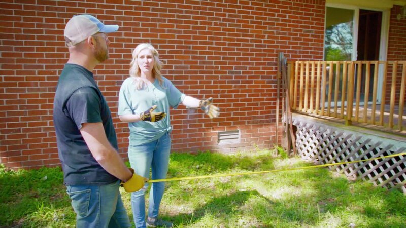 Joshua und Madison heiraten bald und haben sich gerade ein Haus in der schönen Gegend Downtown Bentonville gekauft. Jenny soll das Haus an den Stil der beiden anpassen, damit sie sich wohlfühlen und in Zukunft Gäste einladen können. Das Paar vertraut Jenny blind und lassen der Interior-Expertin freie Hand. Hauptsache, das Haus bekommt einen neuen Anstrich. Jenny und Dave schaffen nicht nur eine tolle Veranda im Garten, sondern modernisieren das Haus komplett von außen, gestalten eine neue Küche und vergrößern das Badezimmer. – Bild: HGTV