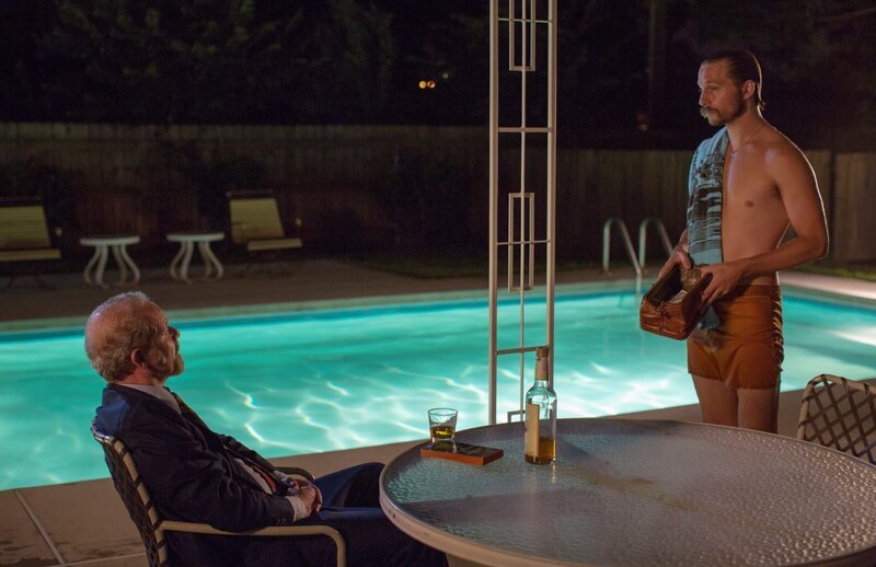 L-R: The Broker (Peter Mullan), Quarry (Logan Marshall-Green) – Bild: 2016 Home Box Office, Inc. All rights reserved. Cinemax® and related service marks are the property of Home Box Office, Inc. L-R: The Broker (Peter Mullan), Quarry (Logan Marshall-Green) – Bild: 2016 Home Box Office, Inc. All rights reserved. Cinemax® and related service marks are the property of Home Box Office, Inc.