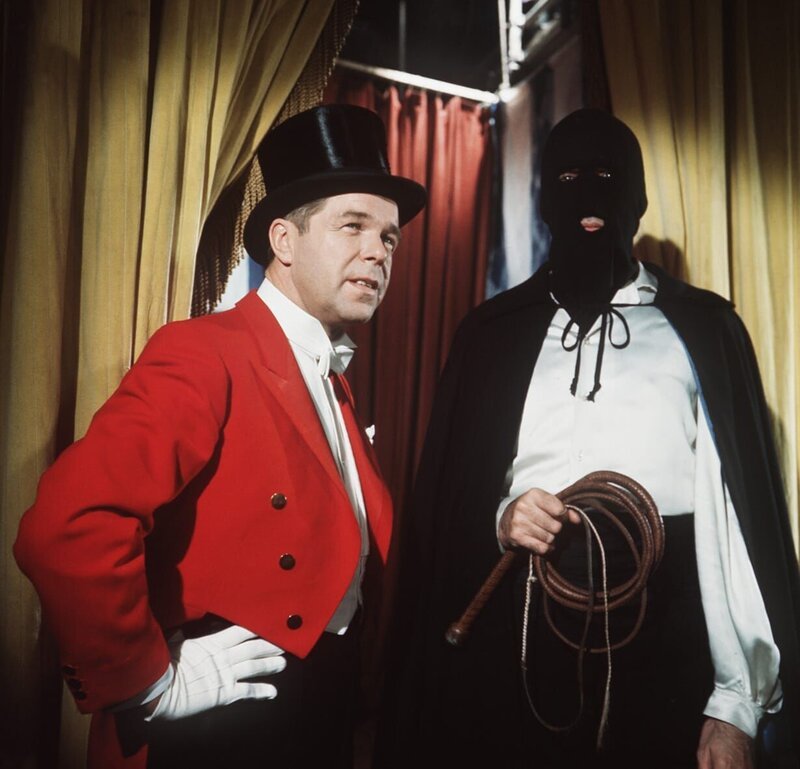 Zirkusdirektor Carl (Heinz Drache) und Dompteur Gregor (Christopher Lee), der sein – angeblich – entstelltes Gesicht hinter einer Maske verbirgt, suchen den unheimlichen Zirkus-Mörder … – Bild: KIRCH MEDIA GMBH & CO. KG AA