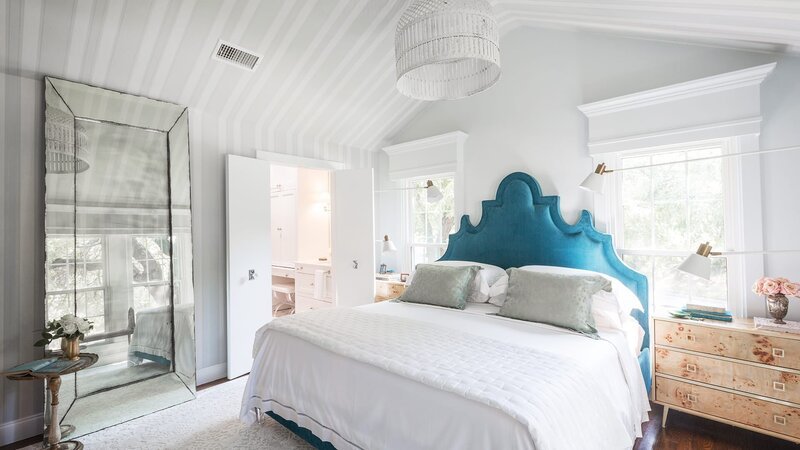 Für ein Paar renoviert Miss Grace das Schlafzimmer, das Bad und das Wohnzimmer in ihrem Haus. Da die beiden gerne reisen, sollen sie sich auch in ihrem Haus wie in einem Luxushotel fühlen. Grace setzt dafür auf Hotel-Charme, ein schickes Badezimmer mit Schminktisch und einem modernen Schlafzimmer, dass nach Fünf-Sterne-Hotel aussieht. – Bild: HGTV