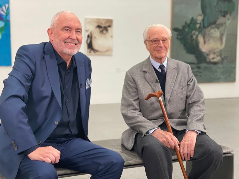 Von links: Andreas Bönte (Moderation) und Herzog Franz von Bayern in der Ausstellung „Ungekämmt Bilder“ in der Pinakothek der Moderne in München. – Bild: Agnieszka Schneider /​ BR /​ BR/​Agnieszka Schneider