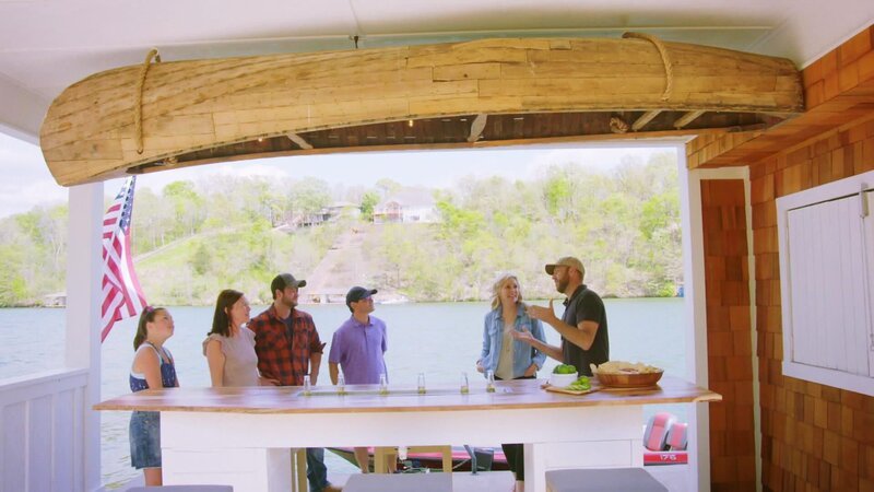 Das Haus der Wards ist von 1992, liegt direkt am See und ist das absolute Traumhaus der Familie! Doch sie unterschätzten die Renovierung und brauchen dringend Hilfe von Jenny und Dave, damit ihre Vision endlich Wirklichkeit wird. – Bild: HGTV