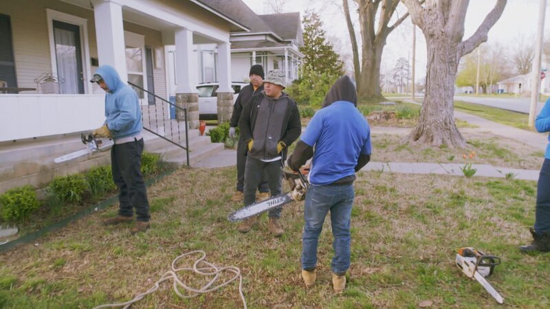 Die Besitzer einer Weinbar sind ein geselliges Paar und bewirten gerne Freunde und Bekannte. Doch der Grundriss ihres Hauses, instabile Balkone und ein riesiger, verrotteter Baum wirken nicht besonders einladend. Zum Glück sind Dave und Jenny zur Stelle! Sie verhelfen dem alten Haus zu seinem früheren Glanz. Sie kreieren eine Oase im Garten und eine gesellige Wohnküche. – Bild: HGTV