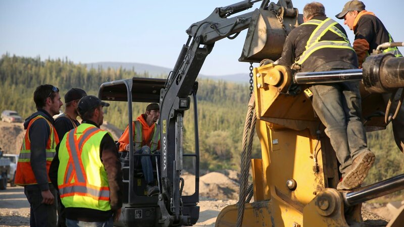 Parker sitting in loader and crew. – Bild: Discovery Communications