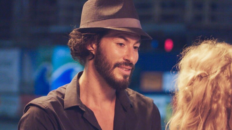 Natalie and Johnny say goodbye after their first date. – Bild: Discovery Communications, LLC