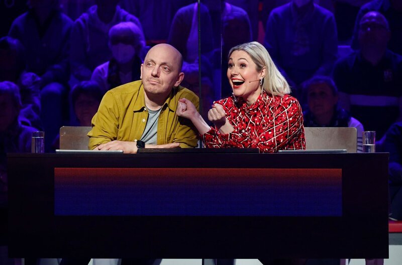 Rateteam-Kapitän Bernhard Hoëcker (l.) und die Fernsehmoderatorin Ruth Moschner (l.) bilden ein Rateteam. – Bild: ARD/​Morris Mac Matzen
