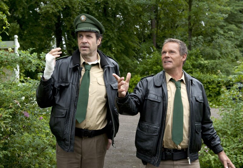 Hubert (Christian Tramitz, r.) und Staller (Helmfried von Lüttichau, l.) ermitteln im aktuellen Mordfall. Weiteres Bildmaterial finden Sie unter www.br-foto.de. – Bild: BR/​ARD/​TMG/​Katrin Krammer