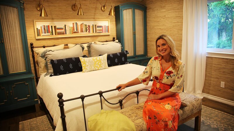 Für das Haus der Familie Hunt entwirft Miss Grace ein neues Wohn- und Schlafzimmer sowie die Küche. Denn das Haus wurde vor zwei Jahren gekauft und vor kurzem überflutet. Grace geht auf die Wünsche des Paares ein und lässt sich von ihrem Kennenlernen in der Bibliothek und der Hochzeit im Weinkeller inspirieren. – Bild: HGTV