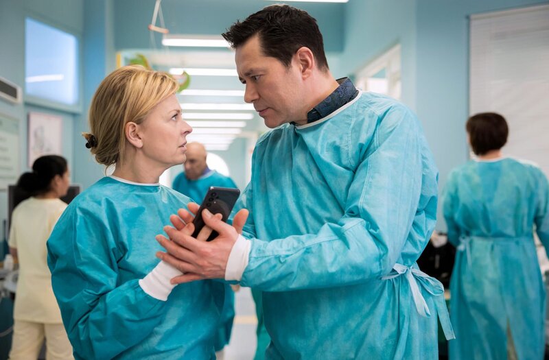 Dr. Philipp Brentano (Thomas Koch) hat gerade erfahren, dass die Servicetechnicker für den Lift im Stau stehen. Dr. Ina Schulte (Isabell Gerschke), die gerade mit der eingeschlossenen Arzu telefoniert, weiß, das Arzu nun die letzte Rettung für Mutter und Kind ist. – Bild: MDR/​Saxonia Media/​Rudolf Wernicke