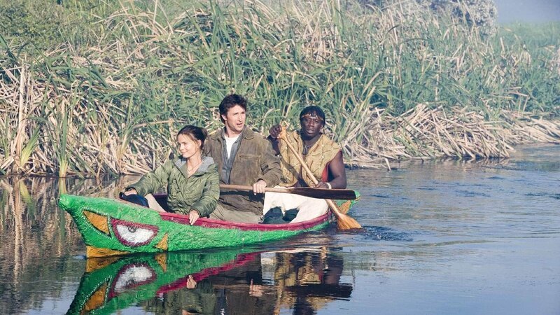 Durch ihre gemeinsam angewandten wissenschaftlichen Kenntnisse und die Hilfe des Massaikriegers Jomo (Hakeem Kae-Kazim, re.) gelingt es Flynn (Noah Wyle) und Emily (Gabrille Anwar), unter größter Lebensgefahr, die Karte und den Rest der Legende an sich zu bringen … – Bild: SUPER RTL (C) Das SUPER RTL-Bildmaterial darf nur zur redaktionellen Berichterstattung im Zusammenhang mit der jeweiligen Sendung unter Angabe der Credits und Beachtung der unter http:/​/​kommunikation.superrtl.de genannten Nutzungsbeschränkungen verwendet