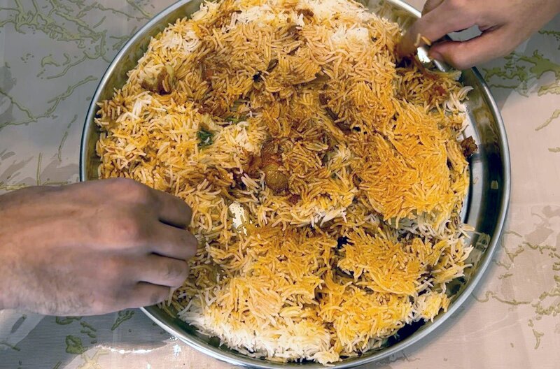 In Maskat kocht Mohammed ein schmackhaftes und zugleich günstiges Gericht: marinierten Hai! – Bild: Elephant Doc