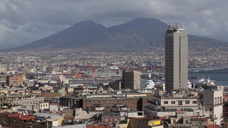 The city of Naples and Mount Vesuvius – Bild: Autentic
