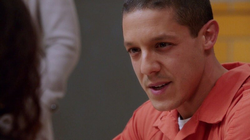 Enrique Rodriguez (Theo Rossi) hat einen Pfarrer verprügelt und ist jetzt im Gefängnis. Sein Beweggrund alamiert die SVU: Der Geistliche soll Kinder sexuell missbraucht haben. – Bild: MG RTL D