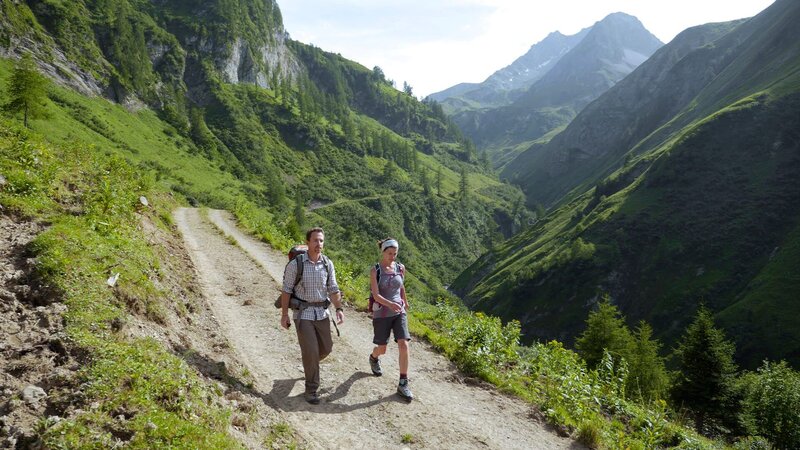 Sandra und Bradley beim Wandern am Lechweg – Bild: xplore