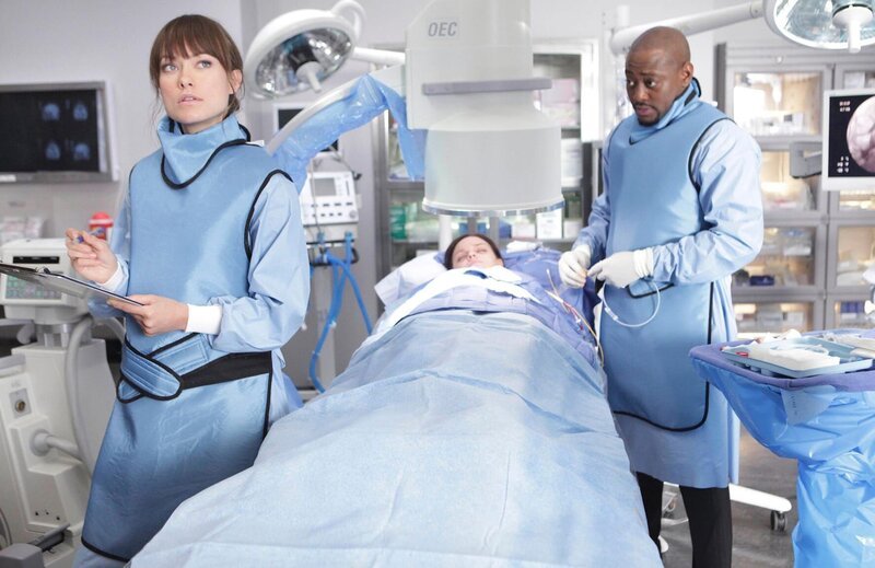 „Dr. House“, „Masters’ letzte Versuchung.“ Es ist Masters letzter Tag als Medizinstudentin. Als sie erfährt, dass House bereit wäre, ihr eine permanente Stelle in seinem Team anzubieten, ist sie gezwungen, sich zu entscheiden. Gleichzeitig freuen sich die Ärzte über Dreizehns Rückkehr. Sogleich macht die sich über den neuen Fall her: Die 16-jährige Seglerin Kendall ist kurz vor ihrer geplanten Weltumsegelung zusammengebrochen und ins Krankenhaus eingeliefert worden.Im Bild (v.li.): Olivia Wilde (Dreizehn), Michelle Defraites (Kendall Pearson), Omar Epps (Dr. Eric Foreman). – Bild: NBC