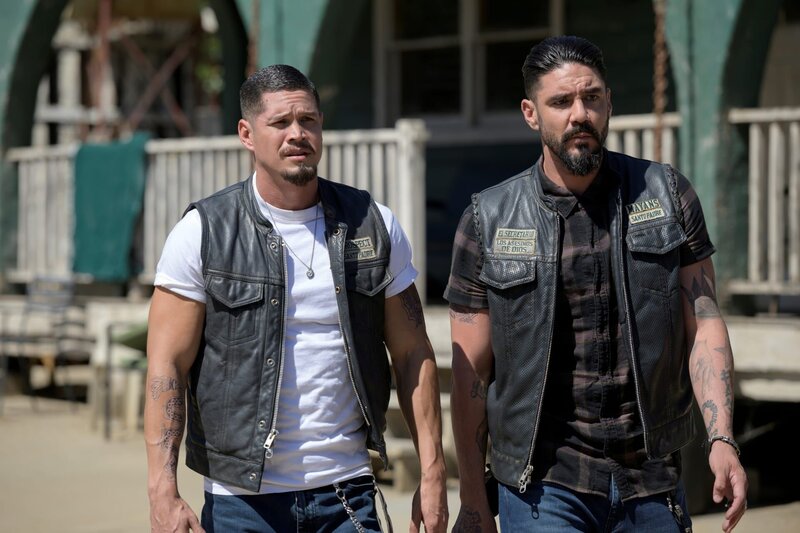L-R: JD Pardo as EZ Reyes and Clayton Cardenas as Angel Reyes – Bild: Die Verwendung ist nur bei redak /​ Fox /​ © 2019 Twentieth Century Fox Film Corporation and FX Productions, LLC. All rights reserved.