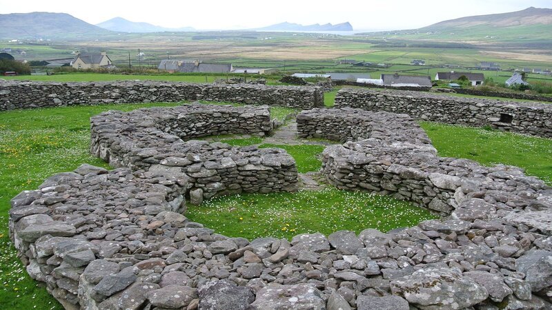 Die erstaunlich gut erhaltenen Klostersiedlungen auf Skellig Michael, die noch intakt sind, stammen bereits aus dem 6. – Bild: Bergblick