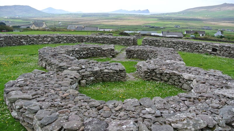 Die erstaunlich gut erhaltenen Klostersiedlungen auf Skellig Michael, die noch intakt sind, stammen bereits aus dem 6. – Bild: Bergblick