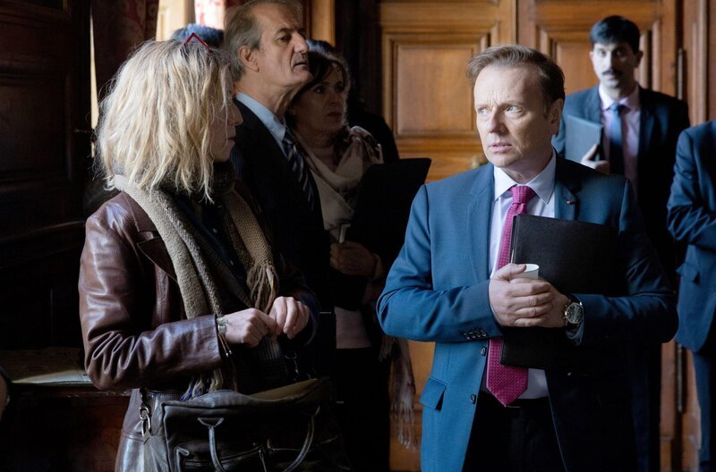 Der französische Präsident (Laurent Stocker) ist von Marie (Léa Drucker) genervt. Die möchte nicht davon ablassen, die fünf Geiseln im Niger doch noch zu retten. – Bild: Jean-Claude Lother