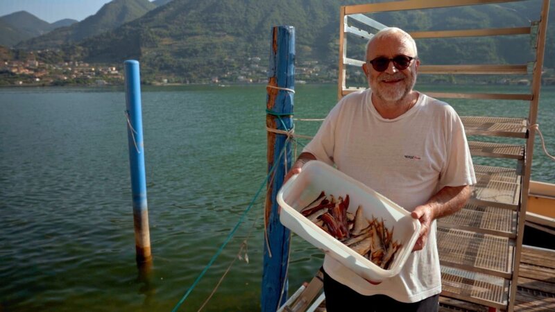 Fernando Soardi ist einer von 30 Berufsfischern am See. Er stammt aus dem Ort Carzano auf Monte Isola. Schon sein Urgroßvater war hier Fischer. Der Fischfang war über Jahrhunderte die wichtigste Lebensgrundlage der Insulaner. – Bild: ZDF und RB, arte, Lür Wangenheim