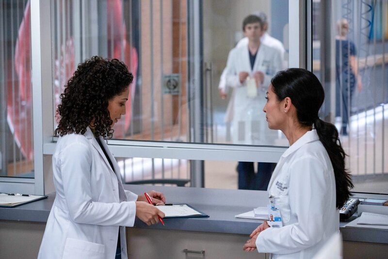 Jasika Nicole (Dr. Carly Lever, li.), Freddie Highmore (Dr. Shaun Murphy). – Bild: ORF/​Sony Pictures/​ABC/​Jack Rowand