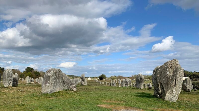 Menhire der Bretagne. – Bild: MDR/​SaxoE