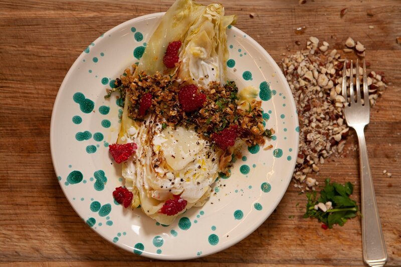 Und für alle, die das Fleisch lieber weglassen, gibt es sauren Spitzkohl mit Haselnuss. – Bild: ZDF und BR, Sebastian Fery