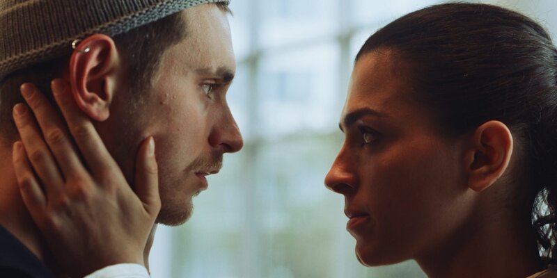 Louna Lloris (Anna Bardavelidze, r.) und Liam (Ludwig Brix, l.) planen eine riskante Aktion, bei der sie alles aufs Spiel setzen. – Bild: ZDF und Max Berner