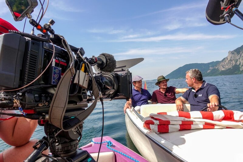 Peter Schneeberger, Fritz Karl und Christian Peters auf dem Traunsee. – Bild: ORF/​pre tv/​Rene Schuh